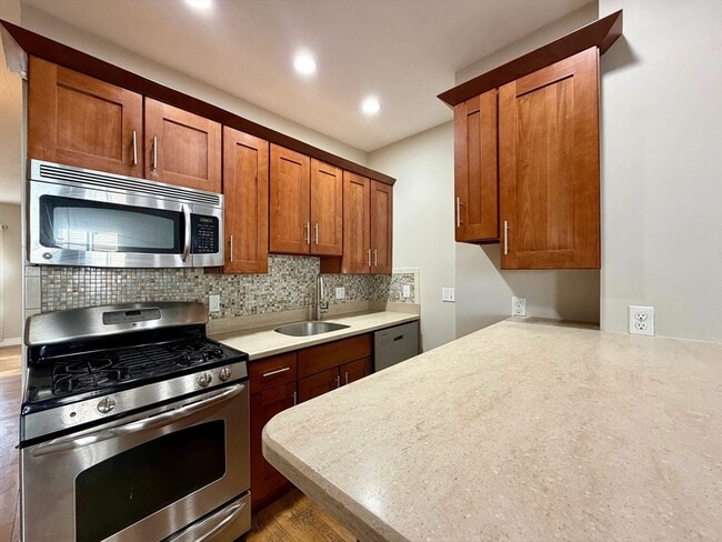 512 E 3rd St, Unit 1 in Boston, MA - Building Photo - Building Photo