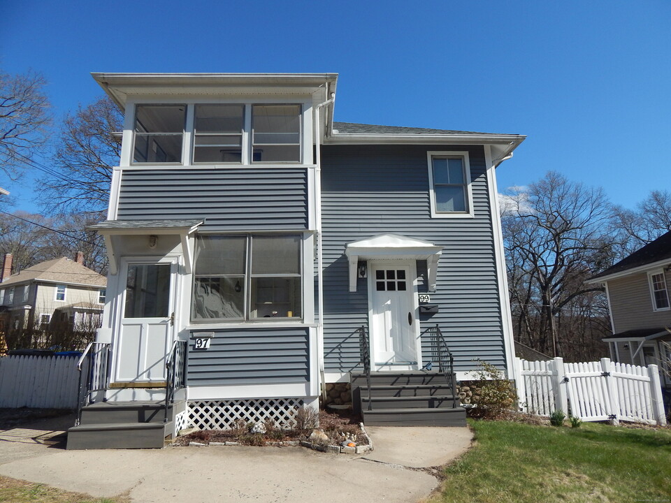 99 Putnam St in Bristol, CT - Foto de edificio
