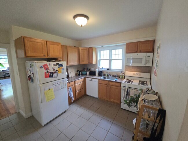 146 Hillside Rd, Unit 1 in Watertown, MA - Building Photo - Building Photo