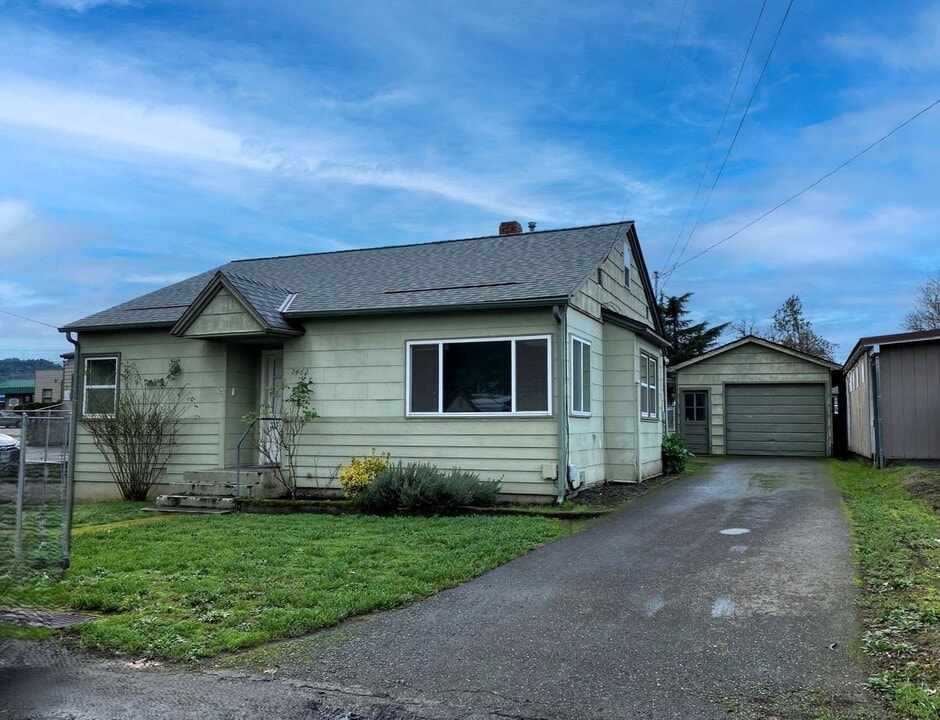 1462 NW Fairmount St in Roseburg, OR - Building Photo