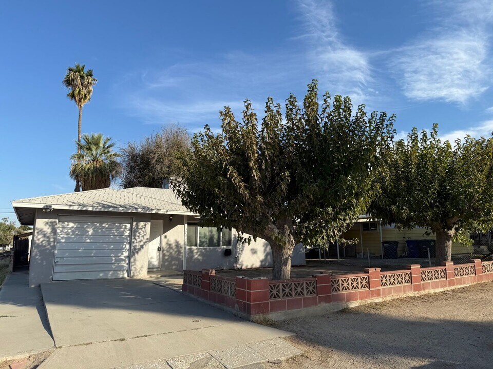 606 Pierce St in Taft, CA - Building Photo