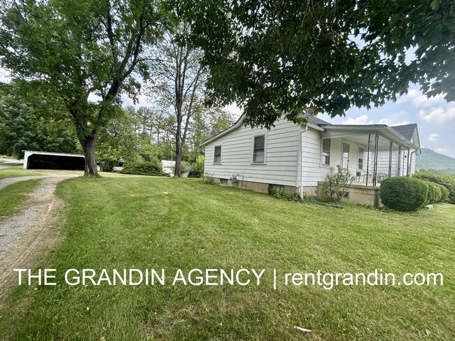 7649 Keaton Dr in Hollins, VA - Building Photo - Building Photo