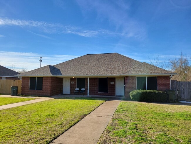 2820 Hard Rock Cir in Bryan, TX - Building Photo - Building Photo