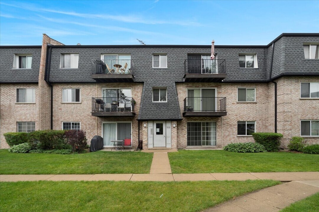 9458 Bay Colony Dr in Des Plaines, IL - Building Photo
