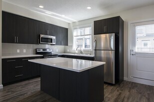 655-655 Watt Blvd SW in Edmonton, AB - Building Photo