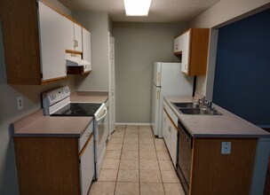 9811 Michael Edward Dr in Louisville, KY - Building Photo - Building Photo