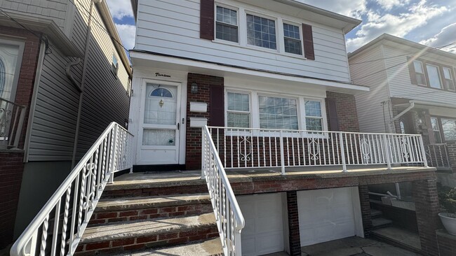 13 Country Village Ct in Bayonne, NJ - Building Photo - Building Photo