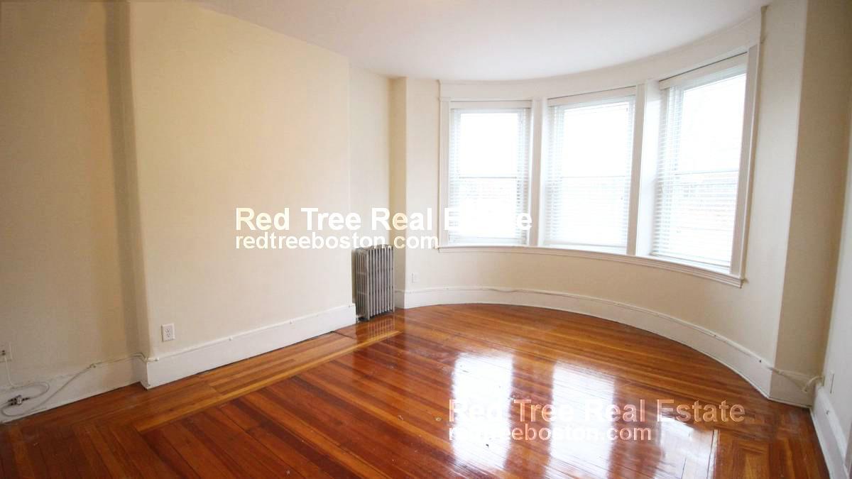 1595 Beacon St, Unit 2 in Brookline, MA - Building Photo