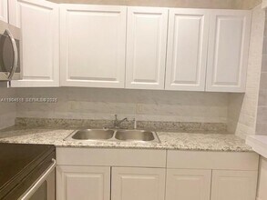 20380 NW 7th Ave in Miami, FL - Foto de edificio - Building Photo