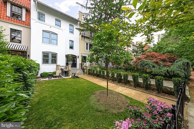 2341 Ashmead Pl NW in Washington, DC - Foto de edificio - Building Photo
