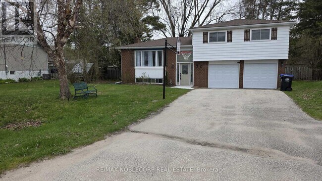 17 Larkdale Crescent in Angus, ON - Building Photo - Building Photo