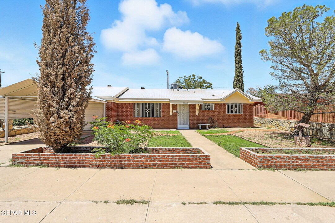 5709 Hemmingway Dr in El Paso, TX - Building Photo