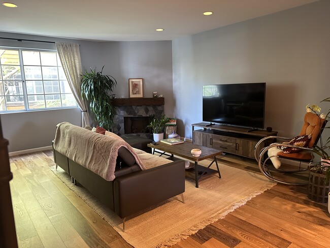 1433 Barry Ave, Unit 204 in Los Angeles, CA - Building Photo - Building Photo