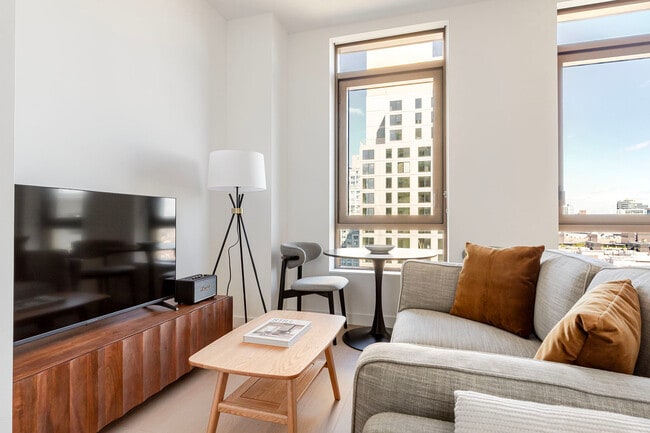 482 Kent Ave in Brooklyn, NY - Foto de edificio - Building Photo