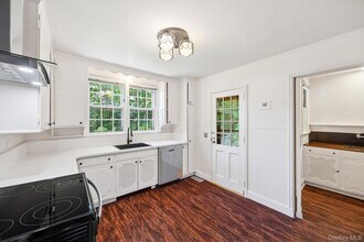 6 Fox Meadow Rd in Scarsdale, NY - Building Photo - Building Photo