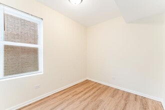 5025 W Huron St in Chicago, IL - Building Photo - Building Photo