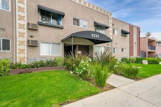 6225 Reseda Blvd in Tarzana, CA - Building Photo - Primary Photo