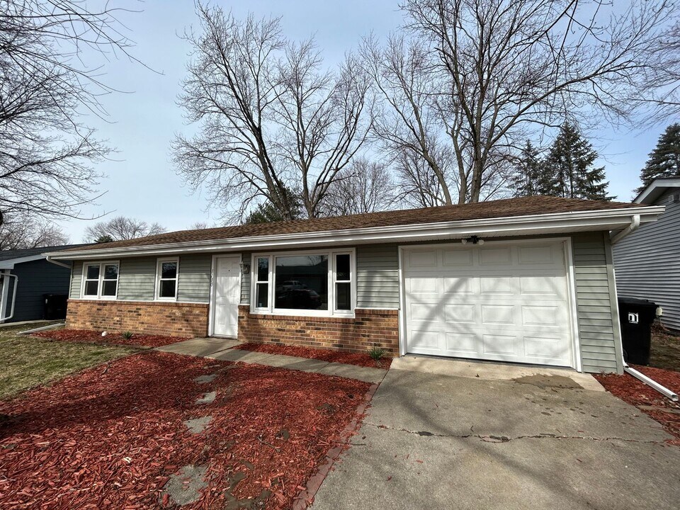 1710 Hoover Dr in Normal, IL - Building Photo