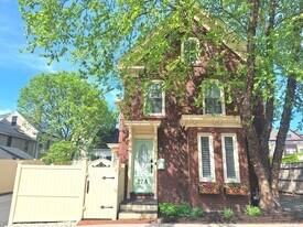 27 Rock St, Unit A in Portsmouth, NH - Building Photo