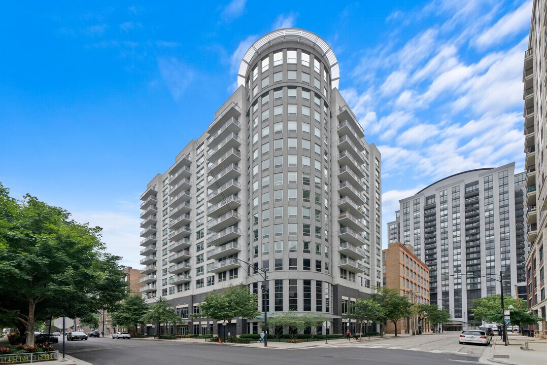 421 W Huron St in Chicago, IL - Building Photo