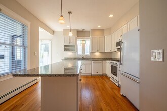 151r Methuen St in Lowell, MA - Building Photo - Building Photo