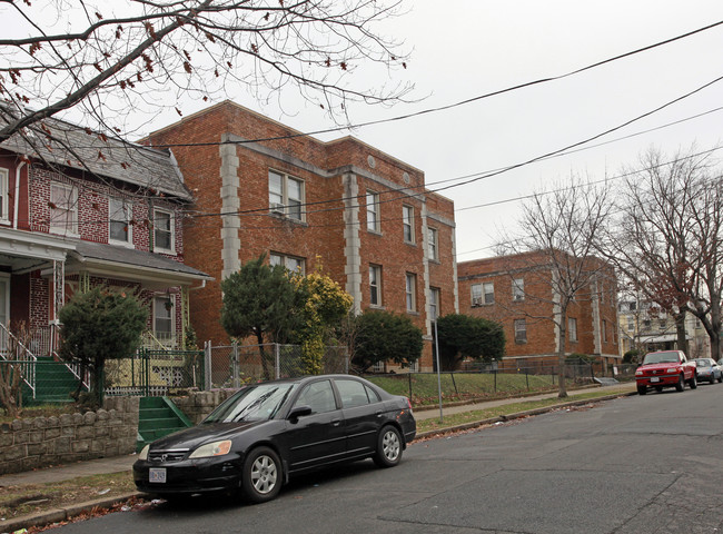 5320 8th St NW in Washington, DC - Foto de edificio - Building Photo