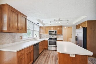 1402 Kingstream Dr in Herndon, VA - Foto de edificio - Building Photo