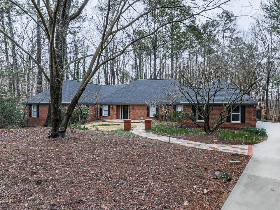 8115 River Cir in Atlanta, GA - Building Photo