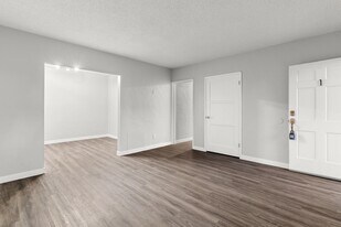 1900 E 7th St in Long Beach, CA - Building Photo