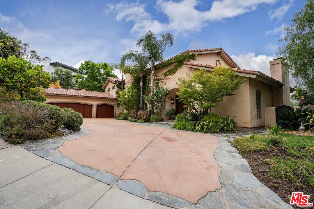 17589 Camino De Yatasto in Los Angeles, CA - Building Photo