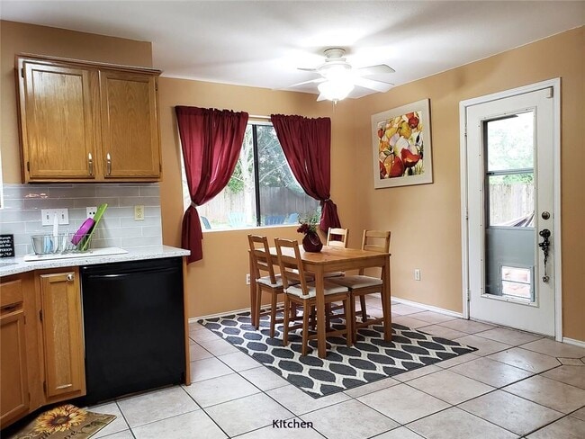 2110 Nathan Dr in Austin, TX - Foto de edificio - Building Photo