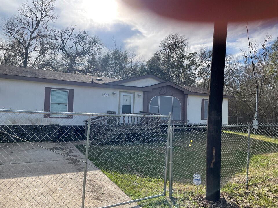 10312 FM457 in Bay City, TX - Building Photo