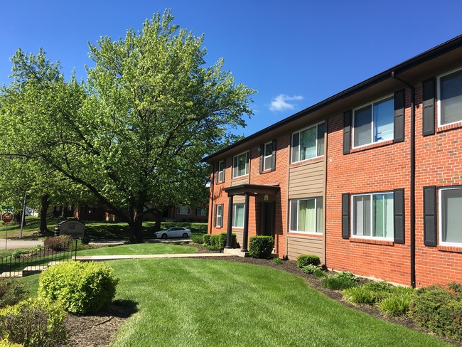 Brownstone Apartments in Overland Park, KS - Foto de edificio - Building Photo