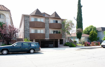 310 E Elmwood Ave in Burbank, CA - Building Photo - Building Photo