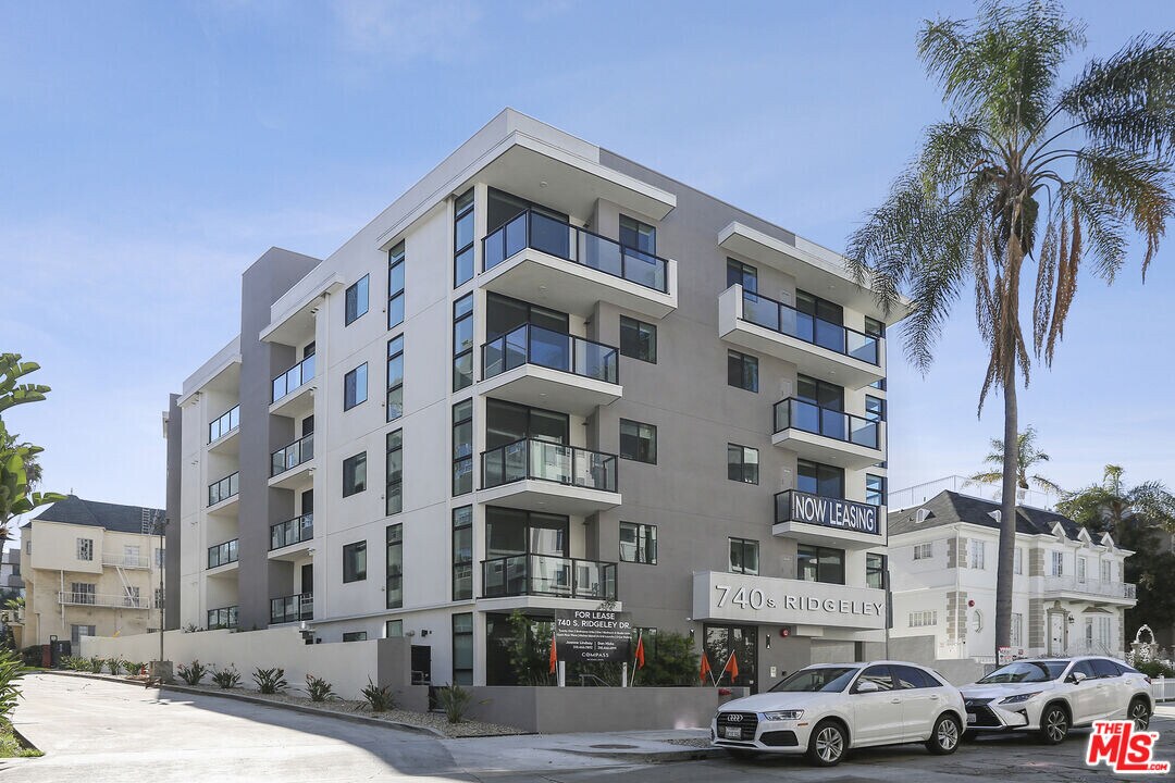 740 Ridgeley Dr in Los Angeles, CA - Building Photo