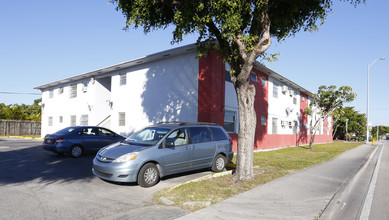 3255 W Flagler St in Miami, FL - Building Photo - Building Photo