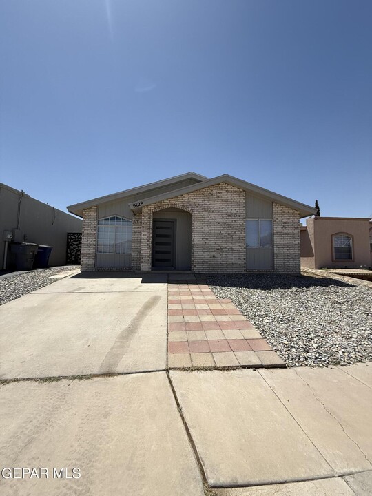 9128 Bur Oak Cir in El Paso, TX - Building Photo