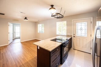 8717 NE Webster St, Unit B in Portland, OR - Foto de edificio - Building Photo