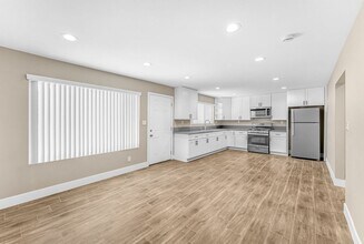 2417 W Stanford St in Santa Ana, CA - Foto de edificio - Building Photo