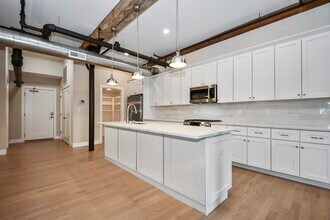 17 Kearney Sq, Unit 305 in Lowell, MA - Foto de edificio - Building Photo