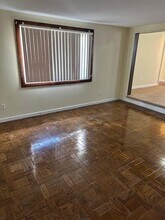 8 Robert Ave in Massapequa, NY - Foto de edificio - Building Photo
