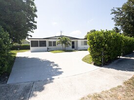 887 W Perry St in Lantana, FL - Building Photo