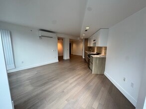 8 Buchanan St in San Francisco, CA - Foto de edificio - Building Photo