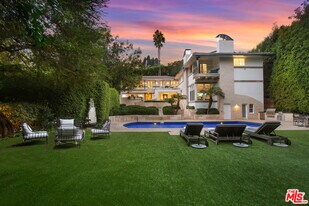 661 Doheny Rd in Beverly Hills, CA - Building Photo