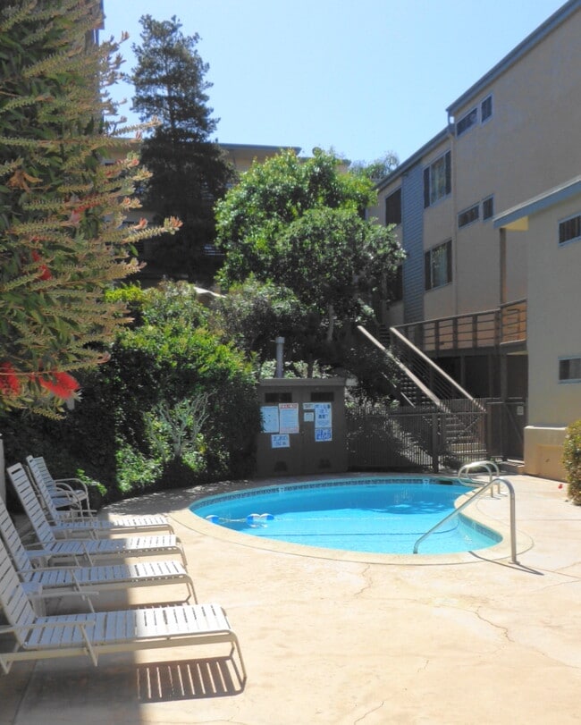 Villa Point Loma in San Diego, CA - Foto de edificio - Building Photo