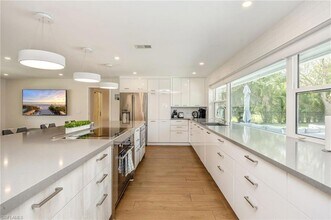 409 Cypress Way E in Naples, FL - Foto de edificio - Building Photo