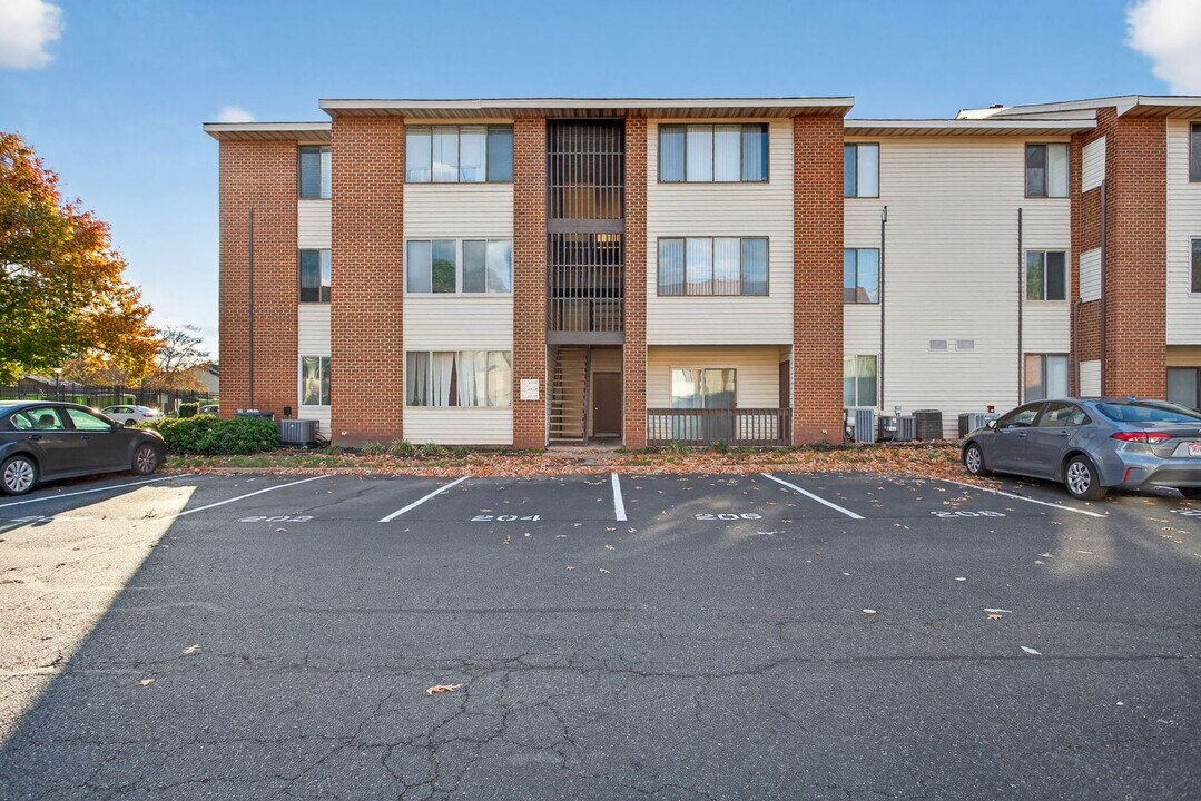 206 Pacific Dr in Hampton, VA - Building Photo