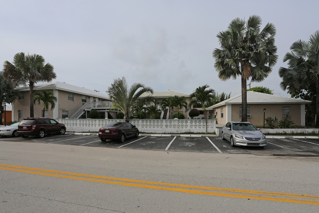 One Twelve Bamboo Apartments in Palm Beach Shores, FL - Foto de edificio - Building Photo