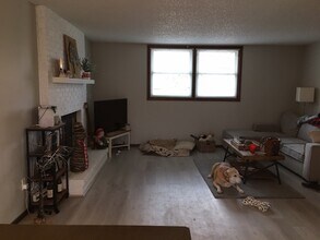 1460 Eastview Dr, Unit 1460 in Coralville, IA - Building Photo - Building Photo