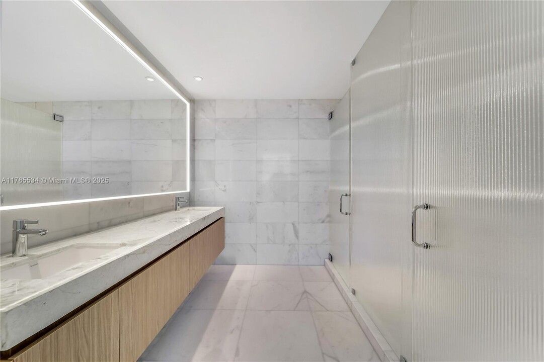 500 Alton Rd, Unit 3304 in Miami Beach, FL - Building Photo
